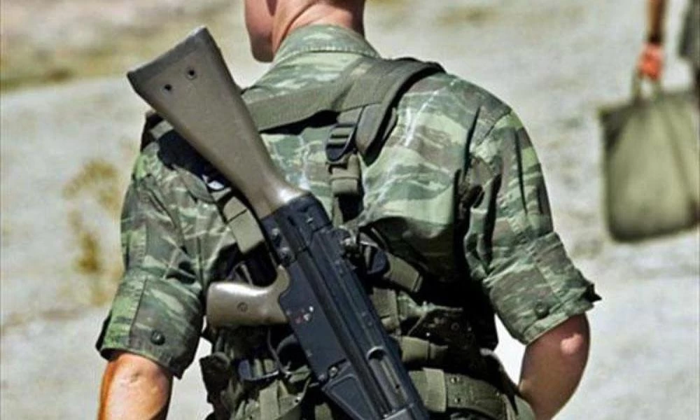 Χειροπέδες σε δυο αλλοδαπούς για κατασκοπεία την 28η Οκτωβρίου-Φωτογράφιζαν στρατόπεδο στο Αιγάλεω
